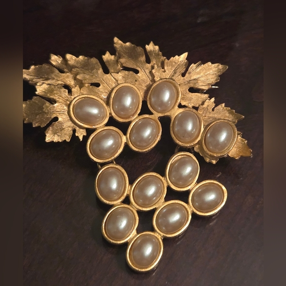 Gold-tone Grape Cluster Brooch With Faux Pearls - Picture 2 of 3